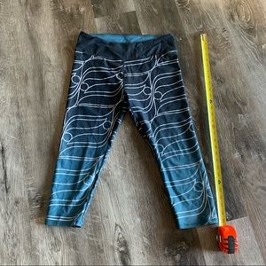 Fabletics Blue Ombré Capri Leggings, size Large
